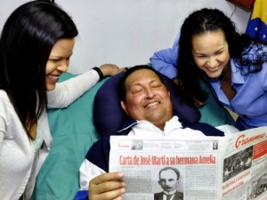 Pelo Twitter, Chávez anuncia que está de volta à Venezuela