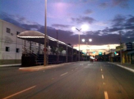 Estrutura começa a ser montada para desfiles na avenida Domingos Olímpio