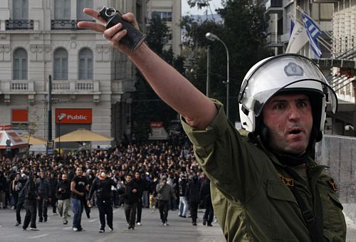 Aposentados e pensionistas saem às ruas de Atenas para protestar contra o governo