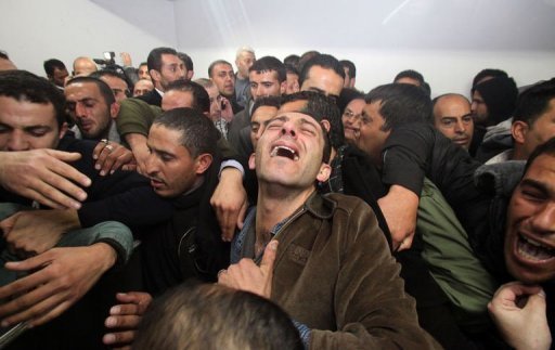 Enterro de prisioneiro palestino morto em Israel atrai milhares de pessoas