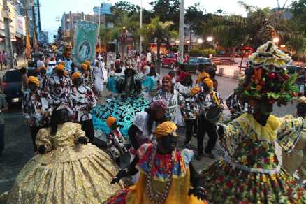 Cortejo pelas ruas do Centro celebra a tradição do maracatu