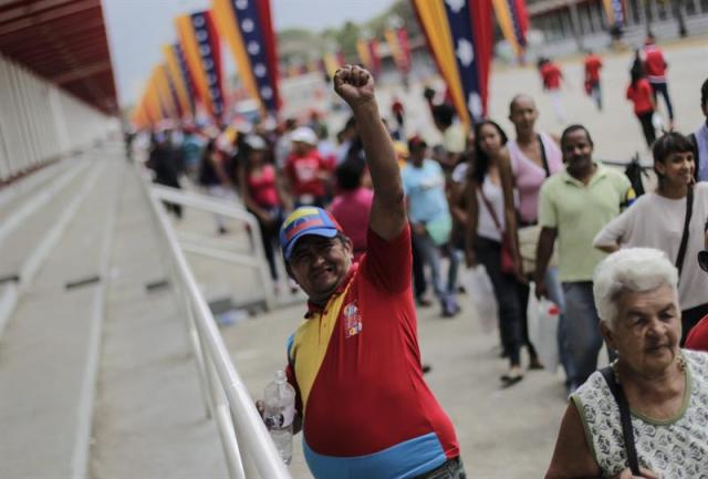 Após 9 dias de filas quilométricas, corpo de Chávez segue para bairro pobre de Caracas