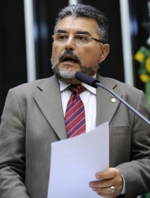 João Ananias quer transporte escolar para universitários