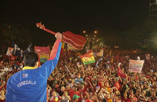 No aniversário do golpe de 2002, Maduro convoca três milhões para fechar campanha