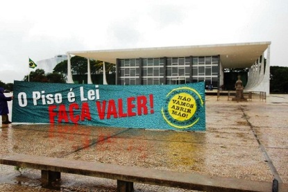 Professores farão greve de três dias por aplicação da lei do piso