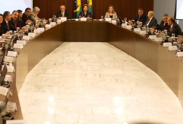 Dilma e os “cinco pactos em favor do Brasil”