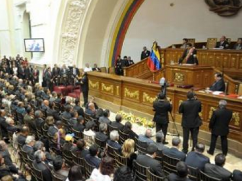 Parlamento da Venezuela aprova lei que pune porte ilegal de armas e torturas