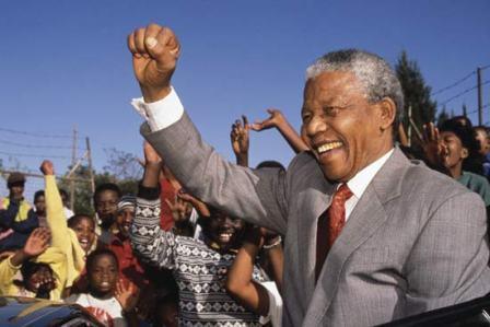 Mandela recebe visitas de parentes e amigos, enquanto simpatizantes prestam homenagens