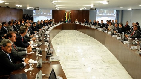 Dilma propõe pacto nacional e plebiscito sobre reforma política