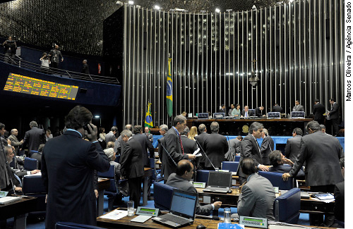 Ficha limpa no serviço público, royalties para educação e passe livre na pauta do Plenário