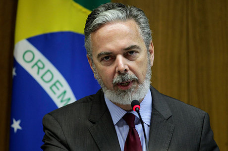 Patriota cobra explicações formais do governo britânico sobre detenção de brasileiro