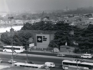 Imagem externa do prédio Funarte/CTAv, em 1995;
