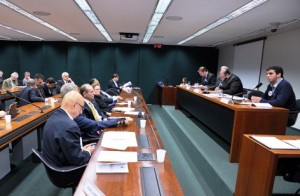 Para o diretor da UNE, o financiamento público reduz a influência de empresas na política e fortalece o debate de ideias.