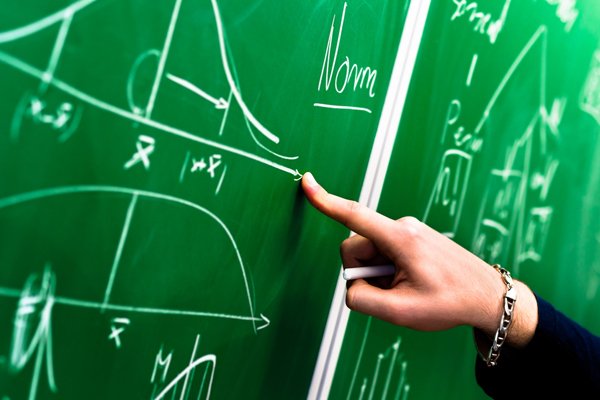 MEC lança programa para incentivar estudo de matemática, física, química e biologia