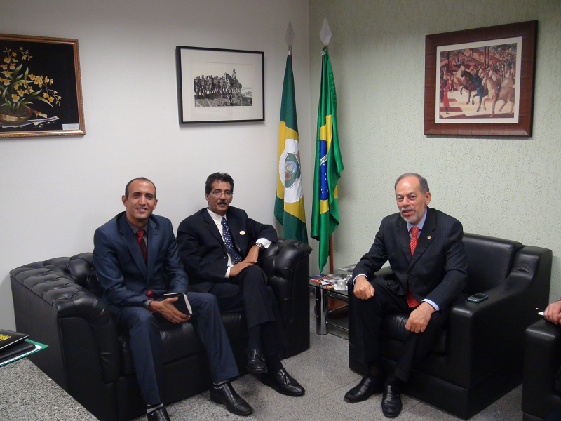 Os representantes do Saara Ocidental com o senador Inácio