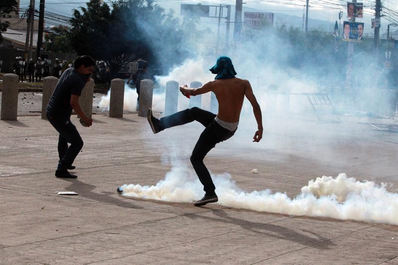 Após denúncias de fraude, estudantes vão às ruas pedir recontagem de votos em Honduras