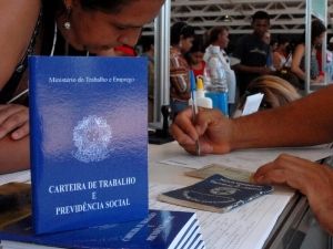 Trabalhador negro ganha 36% menos que o não negro, diz estudo do Dieese