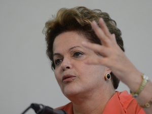 Pelo Twitter, presidenta condena violência nos estádios