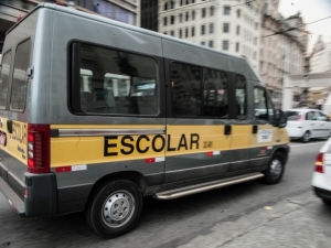Pais devem ficar atentos ao contratar transporte escolar para os filhos