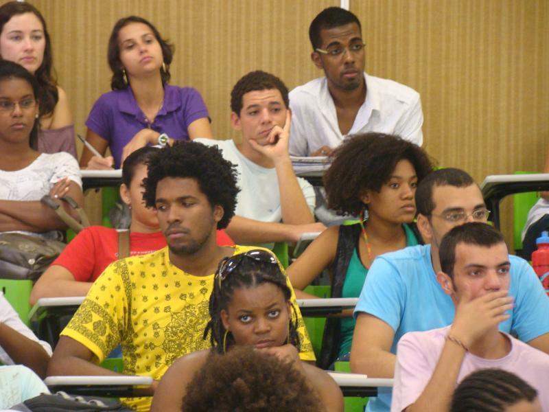 Estudantes de baixa renda podem concorrer a bolsa na Espanha