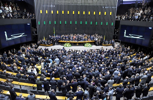 Mulheres pressionam Congresso sobre pagamento de pensão