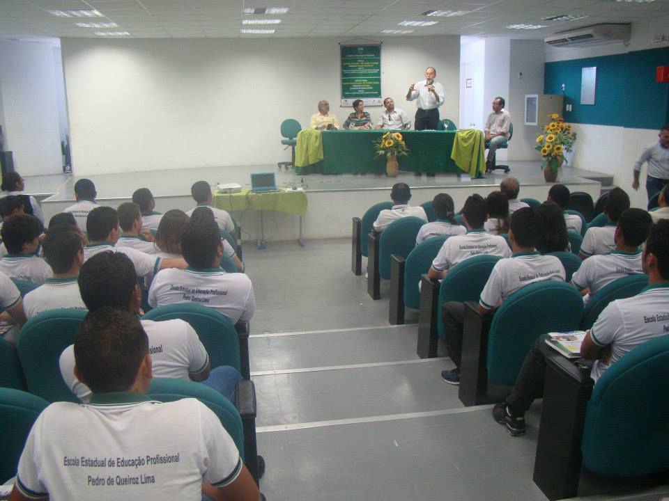 Inácio fala sobre PNE para estudantes de escola profissionalizante