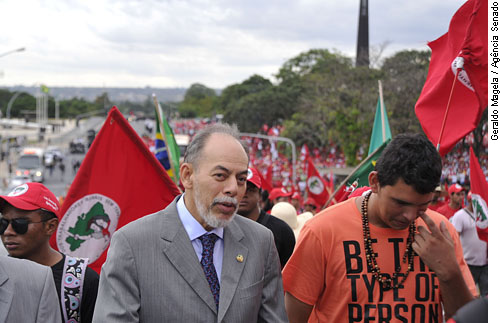 Inácio Arruda defende diálogo com MST e elogia postura dos manifestantes
