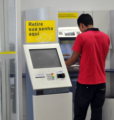 Bancos cortam 1.024 empregos e rotatividade reduz salários