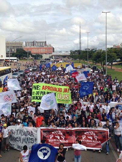 Estudantes fazem passeata na Esplanada e pedem aprovação do PNE