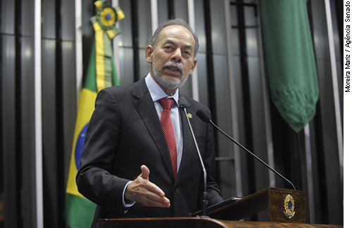 Inácio recebe homenagem da UECE
