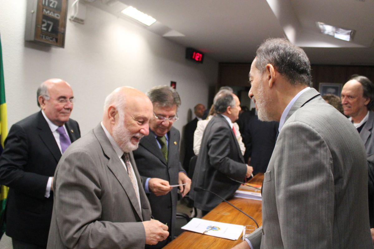 Domenico De Masi defende redução da jornada de trabalho