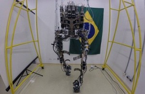 Paraplégico chuta bola em abertura da Copa com ajuda de exoesqueleto Exoesqueleto é uma veste robótica que ajudará pacientes com paraplegia a voltarem a andar