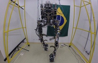 Paraplégico chuta bola em abertura da Copa com ajuda de exoesqueleto