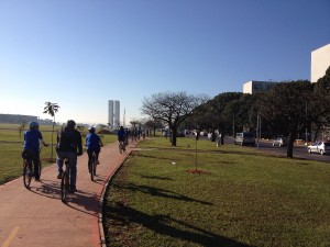 Servidores do Senado fizeram 'bicicletaço' nesta manhã de sexta