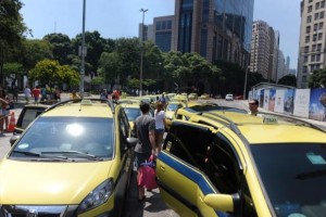 Criado em julho de 2009, o crédito objetiva facilitar a renovação da frota de táxis no País - Foto:Tânia Rêgo/Agência Brasil